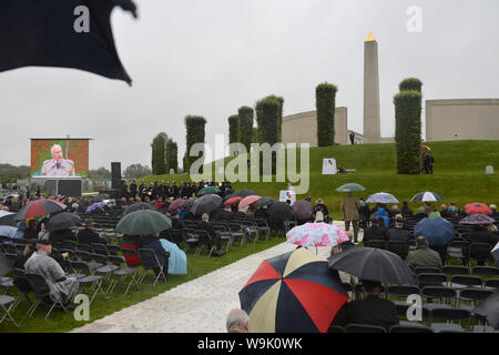 Alastair Stewart in einer Rede auf der Royal British Legion Fall an der National Memorial Arboretum in Staffordshire zum 50-jährigen Jubiläum der Einsatz der britischen Armee in Nordirland zu markieren. Stockfoto