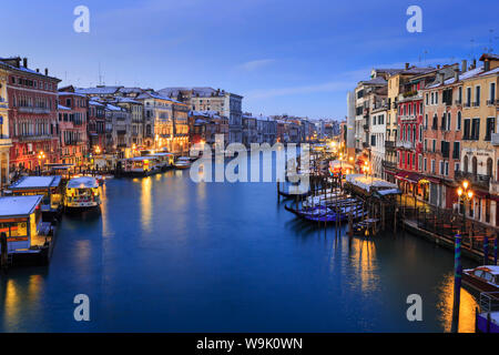 Canal Grande vom Rialto-Brücke nach über Nacht Schnee, Dawn blaue Stunde, Venedig, UNESCO-Weltkulturerbe, Veneto, Italien, Europa Stockfoto