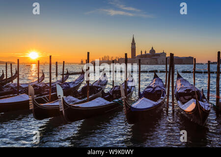 Venezianische winter Sonnenaufgang nach Schnee mit Gondeln, San Giorgio Maggiore und Lido, Venedig, UNESCO-Weltkulturerbe, Venetien, Italien, Europa Stockfoto