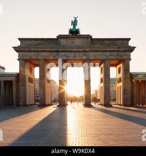 Brandenburger Tor (Brandenburger Tor) bei Sonnenaufgang, Platz des 18 Marz, Berlin-Mitte, Berlin, Deutschland, Europa Stockfoto