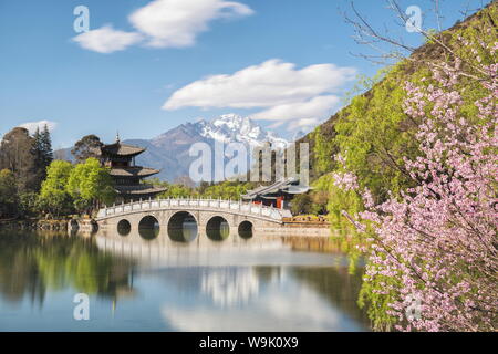 Black Dragon Pool mit Mond umarmen Pagode und Suocui Brücke in Jade Spring Park von Lijiang, Yunnan, China, Asien Stockfoto