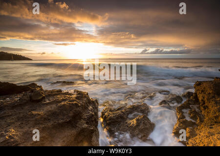 Die letzten Sonnenstrahlen auf den Klippen und Meer um Galley Bay, St. John's, Antigua, Antigua und Barbuda, Leeward Inseln, West Indies, Karibik Stockfoto