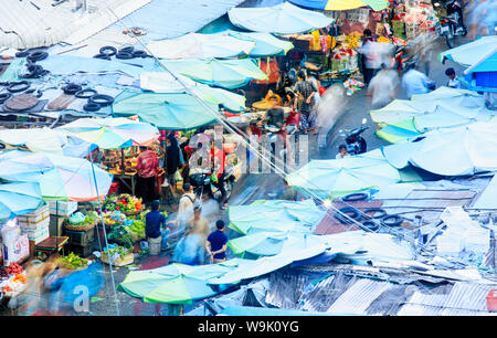 Ansicht eines langen überdachten Markt in Phnom Penh, Kambodscha, Indochina, Südostasien, Asien Stockfoto