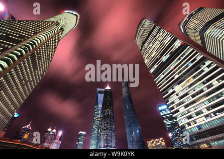 Dramatisch niedrigen perspektivische Ansicht der Wolkenkratzer in Shanghai Pudong (Lujiazui), Shanghai, China, Asien Stockfoto