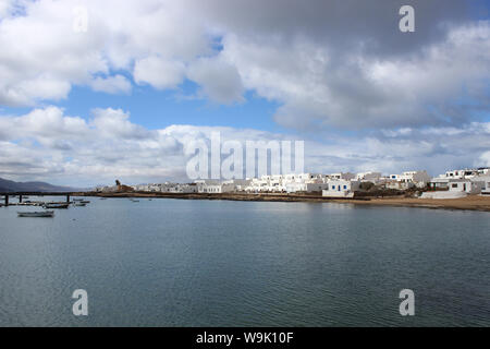 Das Dorf Caleta de Sebo (La Graciosa, Lanzarote, Kanarische Inseln, Spanien) zeigt die weißen Häuser neben dem Atlantischen Ozean. Stockfoto