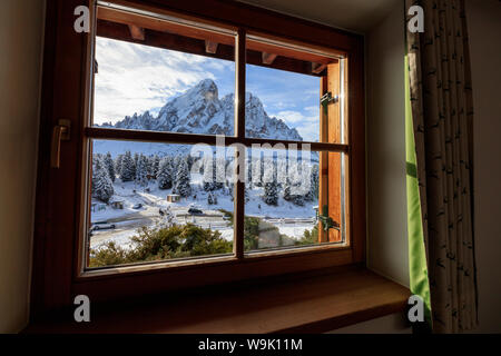 Anzeigen von Sass De Peiterkofel durch tief verschneite Wälder aus dem Fenster umgeben, Passo Delle Erbe, Villnösser Tal, Südtirol, Italien, Europa Stockfoto