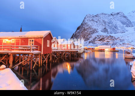 Die Rorbu, der Norwegischen roten Häuser auf Stelzen in der Bucht von Reine in der Lofoten, Arktis, Norwegen, Skandinavien, Europa gebaut Stockfoto