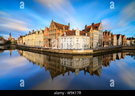 Rosa Wolken in der Morgendämmerung auf den Belfried und historische Gebäude im typischen Kanal, Brügge, Westflandern, Belgien, Europa Stockfoto