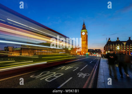 Doppeldecker Bus fährt in Richtung Big Ben (Elizabeth Tower), nördlich Ende des Palace of Westminster, London, England, Vereinigtes Königreich, Europa Stockfoto