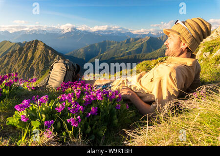 Der Mensch, der sich auf der Spitze des Monte Disgrazia Azzarini sieht nach Monte und Monte, Pedena Albaredo Tal, Bergamasker Alpen, Lombardei, Italien, Europa Stockfoto