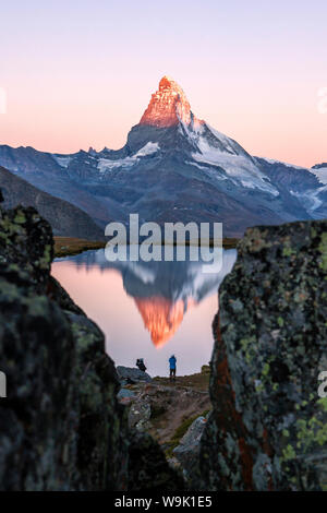 Wanderer bewundern das Matterhorn in der Stellisee bei Sonnenaufgang, Zermatt, Wallis, Walliser Alpen, Schweizer Alpen, Schweiz, Europa Stockfoto