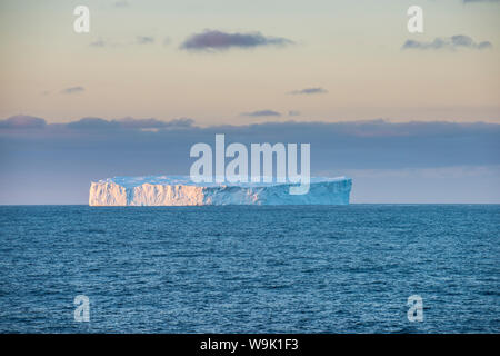 In den polaren Regionen Süd-Orkney-Inseln, Antarktis, schwimmenden Eisberg Stockfoto