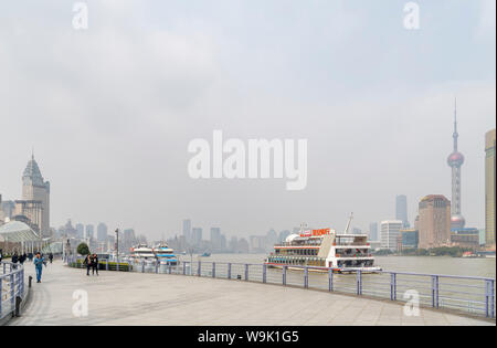 Der Bund (Waitan) mit Kreuzfahrtschiffen auf den Huangpu Fluss und die Skyline von Pudong, Shanghai, China Stockfoto