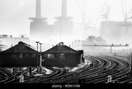 Battersea Power Station im Nebel, Battersea, London, England, Vereinigtes Königreich, Europa Stockfoto