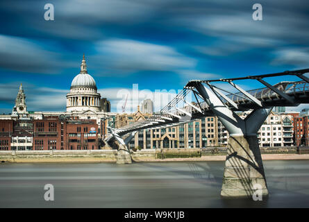 Millennium Bridge und St.-Pauls-Kathedrale über den Fluss Themse, London, England, Vereinigtes Königreich, Europa Stockfoto