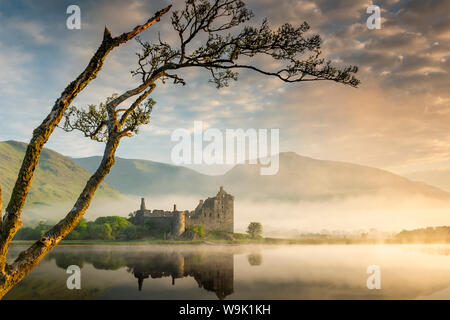 Kilchurn Castle bei Sonnenaufgang in Schottland, Europa Stockfoto