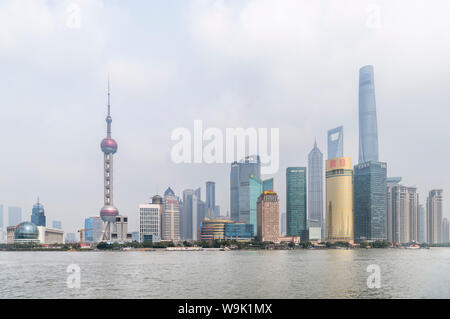 Das Geschäftsviertel Pudong und den Fluss Huangpu gesehen vom Bund (Waitan), Shanghai, China Stockfoto