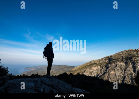Eine Frau wandern in den Taygetos Berge auf der Halbinsel Mani auf dem Peloponnes, Griechenland, Europa Stockfoto