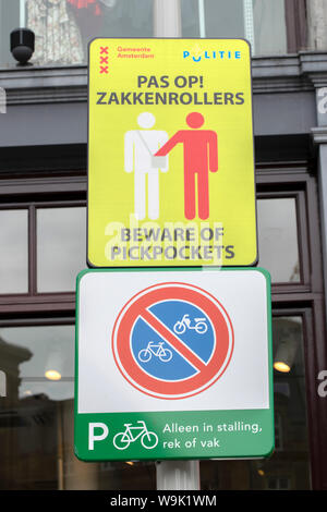 Zeichen bewusst Taschendiebe am Dam Square in Amsterdam Die Niederlande 2019. Stockfoto