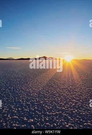 Sonnenuntergang über dem Salar de Uyuni, dem größten Salzsee der Welt, Provinz Daniel Campos, Potosi, Bolivien, Südamerika Stockfoto