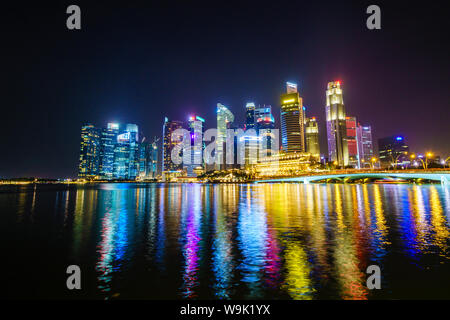 Skyline von Singapur von der Marina Bay bei Nacht mit der Fullerton Hotel und Jubilee Bridge, Singapur, Südostasien, Asien Stockfoto