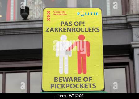 Zeichen bewusst Taschendiebe am Dam Square in Amsterdam Die Niederlande 2019. Stockfoto