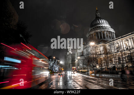 Ein Londoner bus fährt vorbei an der St. Paul's Cathedral in Richtung Weihnachtsbeleuchtung, London, England, Vereinigtes Königreich, Europa Stockfoto