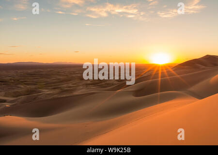 Sonnenuntergang auf Khongor Sanddünen in der Wüste Gobi Gurvan Saikhan Nationalpark, Sevrei Bezirk, Provinz im Süden der Wüste Gobi, Mongolei, Zentralasien, Asien Stockfoto