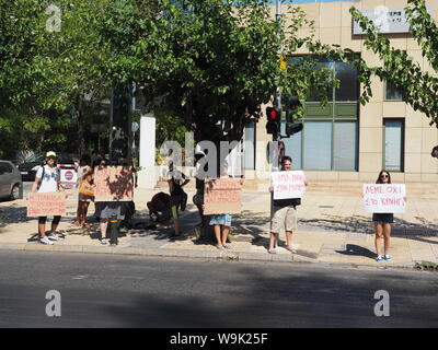 Athen, Griechenland. 14 Aug, 2019. Tierschützer protestieren vor dem griechischen Ministerium für Umwelt, gegen die Entscheidung, den uneingeschränkten Jagd auf wilde Schweine zu ermöglichen. (Foto von George Panagakis/Pacific Press) Quelle: Pacific Press Agency/Alamy leben Nachrichten Stockfoto