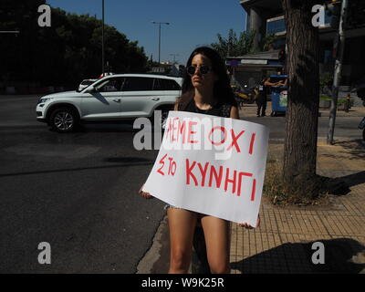 Athen, Griechenland. 14 Aug, 2019. Tierschützer protestieren vor dem griechischen Ministerium für Umwelt, gegen die Entscheidung, den uneingeschränkten Jagd auf wilde Schweine zu ermöglichen. (Foto von George Panagakis/Pacific Press) Quelle: Pacific Press Agency/Alamy leben Nachrichten Stockfoto