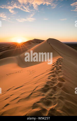 Sonnenuntergang auf Khongor Sanddünen in der Wüste Gobi Gurvan Saikhan Nationalpark, Sevrei Bezirk, Provinz im Süden der Wüste Gobi, Mongolei, Zentralasien, Asien Stockfoto