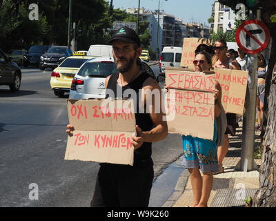 Athen, Griechenland. 14 Aug, 2019. Tierschützer protestieren vor dem griechischen Ministerium für Umwelt, gegen die Entscheidung, den uneingeschränkten Jagd auf wilde Schweine zu ermöglichen. (Foto von George Panagakis/Pacific Press) Quelle: Pacific Press Agency/Alamy leben Nachrichten Stockfoto