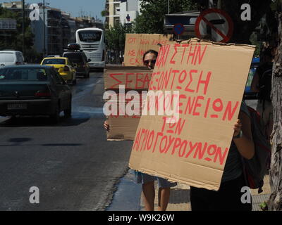 Athen, Griechenland. 14 Aug, 2019. Tierschützer protestieren vor dem griechischen Ministerium für Umwelt, gegen die Entscheidung, den uneingeschränkten Jagd auf wilde Schweine zu ermöglichen. (Foto von George Panagakis/Pacific Press) Quelle: Pacific Press Agency/Alamy leben Nachrichten Stockfoto