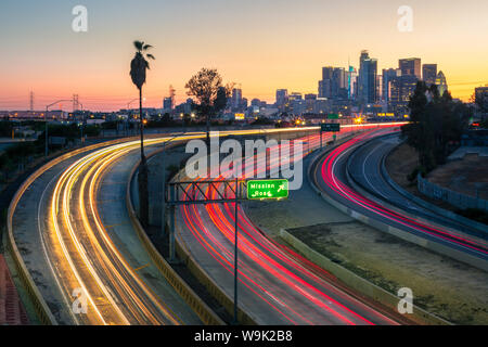 Blick auf die Skyline der Innenstadt und die Mission Straße bei Nacht, Los Angeles, Kalifornien, Vereinigte Staaten von Amerika, Nordamerika