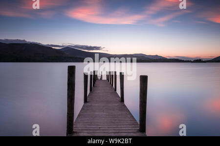 Fähre auf Derwent Water bei Sonnenuntergang in der Nähe von Ashness Brücke im Borrowdale, im Lake District Nationalpark, UNESCO, Cumbria, England, Großbritannien Stockfoto