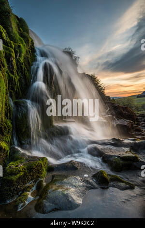 Sonnenuntergang an der Loup o Fintry Wasserfall in der Nähe des Dorfes Fintry, Stirlingshire, Schottland, Großbritannien, Europa Stockfoto