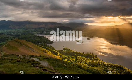 Sonnenaufgang über Derwentwater von der Kante zu Catbells im Lake District Nationalpark, UNESCO-Weltkulturerbe, Cumbria, England, Großbritannien Stockfoto