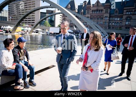 Toronto, Kanada. 14 Aug, 2019. Heiko Maas (SPD, M), Außenminister, und Chrystia Freeland, Außenminister von Kanada, Spaziergang durch Toronto nach einer Pressekonferenz. Maas ist in Kanada zu politischen Gesprächen. Credit: Kay Nietfeld/dpa/Alamy leben Nachrichten Stockfoto