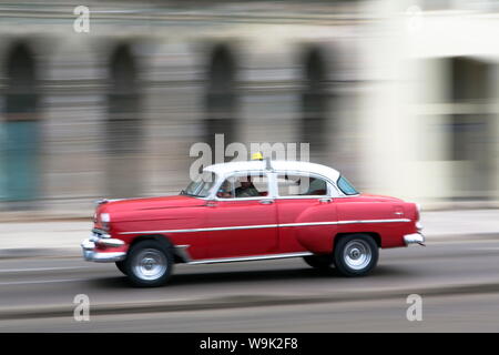 Verrissen Schuss Vintage American Auto auf dem Malecon, Havanna, Kuba, West Indies, Karibik, Mittelamerika Stockfoto