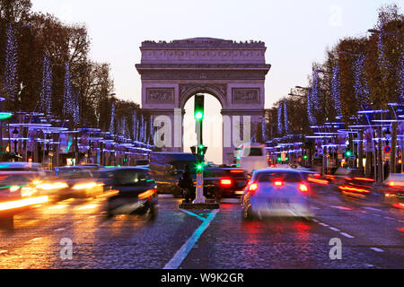 Champs Elysees und Arc de Triomphe in der Weihnachtszeit, Paris, Frankreich, Europa Stockfoto