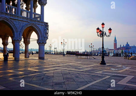 Dogenpalast und Piazzetta gegen San Giorgio Maggiore im frühen Morgenlicht, Venedig, UNESCO-Weltkulturerbe, Venetien, Italien, Europa Stockfoto