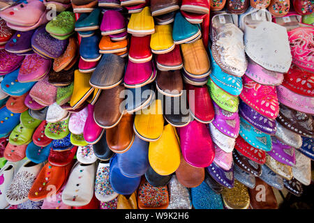 Dutzende von bunten traditionellen Hausschuhe im Souk aus der Djemaa el Fna, Marrakech, Marokko, Nordafrika, Afrika Stockfoto