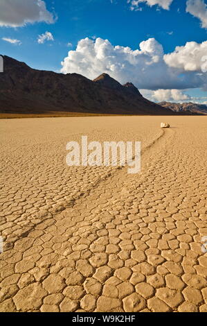 Die Haupttribüne in Rennstrecke Tal, ein ausgetrocknetes Flußbett für seine Sliding Rocks auf dem Racetrack Playa, Death Valley National Park, Kalifornien, USA Stockfoto