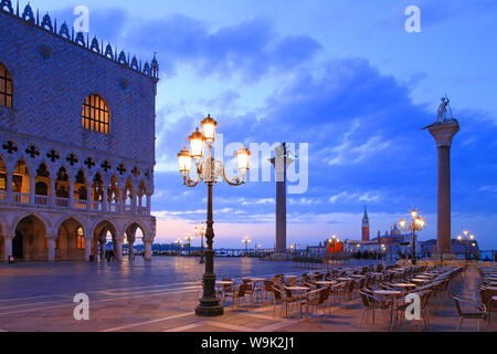 Dogenpalast und Piazzetta gegen San Giorgio Maggiore im frühen Morgenlicht, Venedig, UNESCO-Weltkulturerbe, Venetien, Italien, Europa Stockfoto