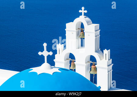 Blauen Kuppel und Glockenturm, St. Gerasimos Kirche, Fira, Fira, Santorini (Thira), Kykladen Inseln, Griechische Inseln, Griechenland, Europa Stockfoto