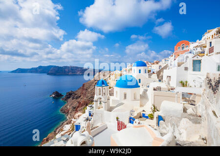 Griechische Kirche mit drei blauen Kuppeln im Dorf Oia, Santorini (Thira), Kykladen, griechische Inseln, Griechenland, Europa Stockfoto