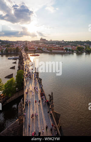 Die Karlsbrücke, Prager Burg und der St. Veitsdom, Prag, UNESCO-Weltkulturerbe, Böhmen, Tschechische Republik, Europa Stockfoto