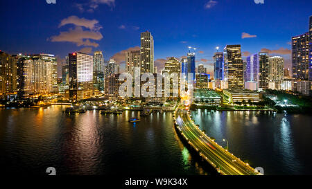 Blick von Brickell Key, einer kleinen Insel in der Wohnung Türmen bedeckt, auf die Skyline von Miami, Miami, Florida, Vereinigte Staaten von Amerika, Nordamerika Stockfoto