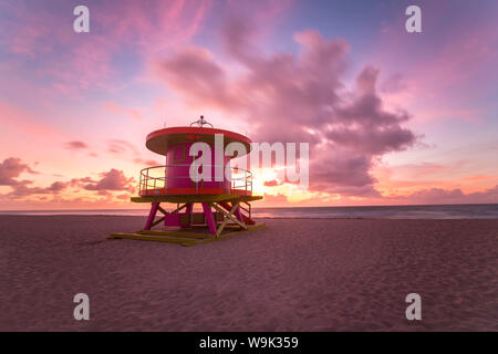 Art-Deco-Stil Rettungsschwimmer-Hütte am South Beach, Ocean Drive, Miami Beach, Miami, Florida, Vereinigte Staaten von Amerika, Nordamerika Stockfoto