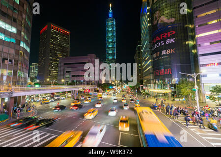 Verkehr vor der Taipei 101 an einer belebten Kreuzung in der Innenstadt Xinyi district, Taipei, Taiwan, Asien Stockfoto